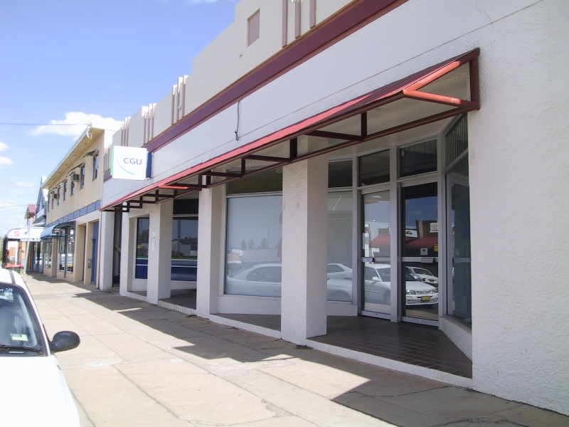 Commercial space on busy corner Picture 1