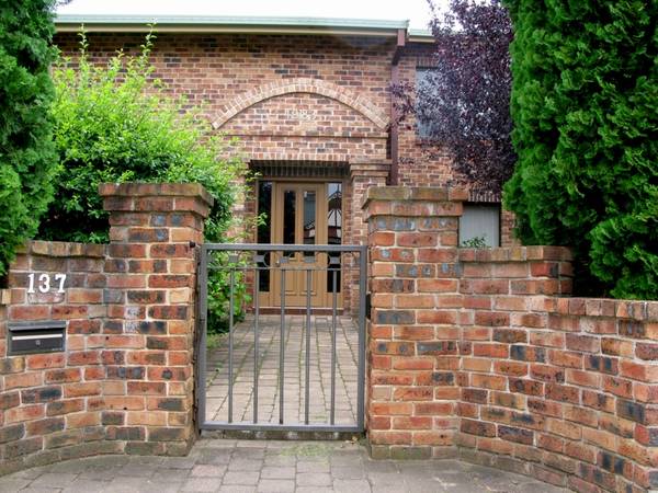 ELEGANCE, CHARM AND CONVIENIANCE Picture 1