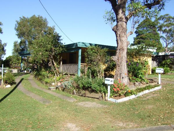 DUPLEX ON A LARGE BLOCK Picture 1