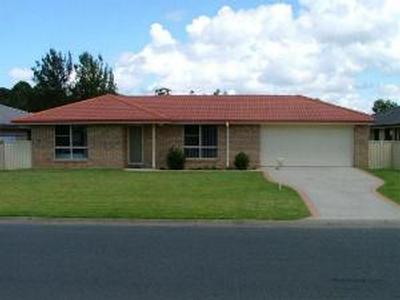 BRIGHT NEAR NEW HOME Picture