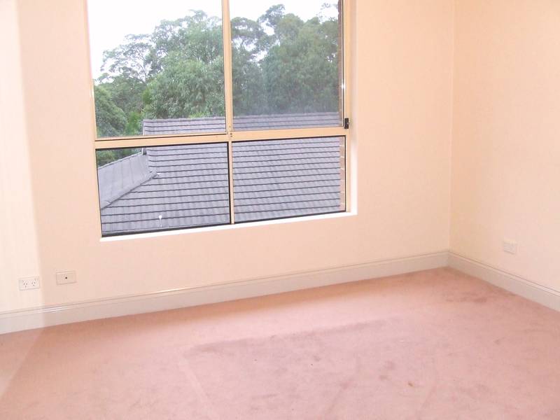 ***APPLICATION & DEPOSIT TAKEN***True Life Style Choice! - Pool,Tennis court & Walk to station! Picture 3