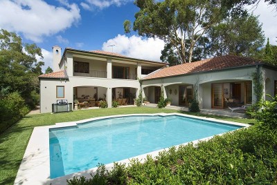 Palatial 6 bedroom, 4 bathroom battleaxe/pan handle home of
enormous proportions....simply a magnificent residence! Picture