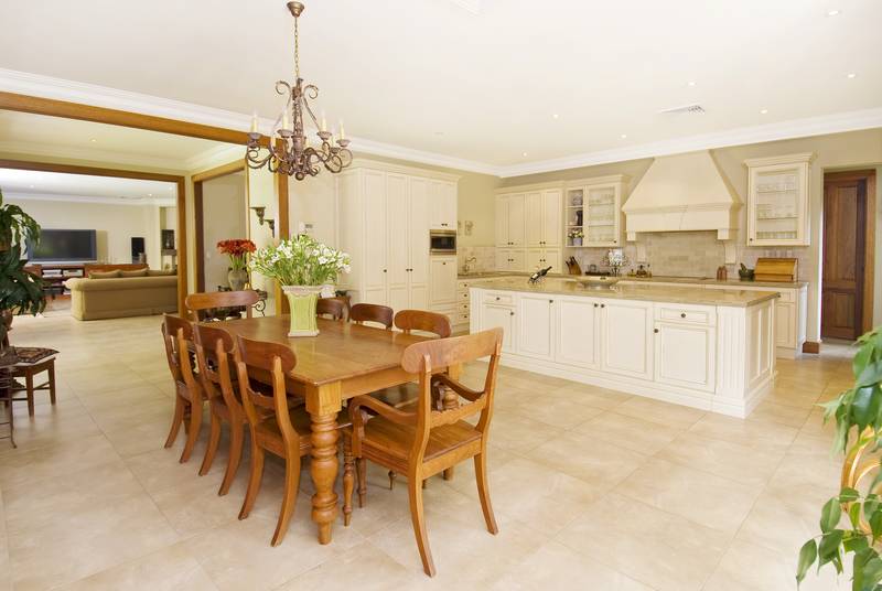 Palatial 6 bedroom, 4 bathroom battleaxe/pan handle home of
enormous proportions....simply a magnificent residence! Picture 2