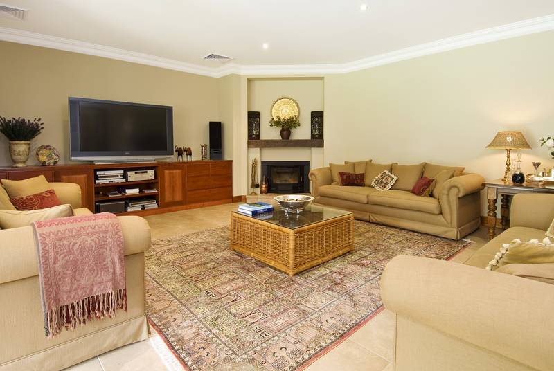 Palatial 6 bedroom, 4 bathroom battleaxe/pan handle home of
enormous proportions....simply a magnificent residence! Picture 3