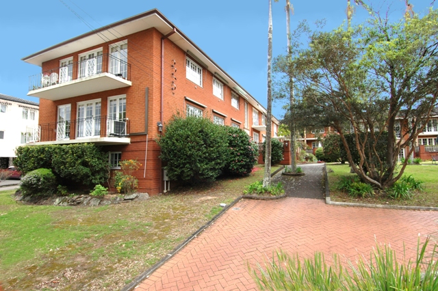 ELITE SOUGHT AFTER ESTABLISHED COMPLEX Picture 3