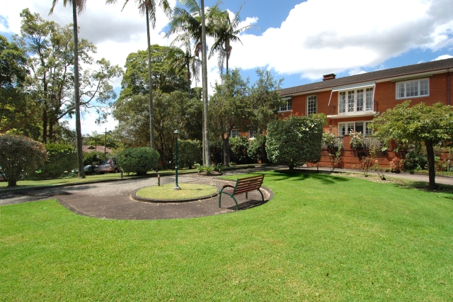 ELITE SOUGHT AFTER ESTABLISHED COMPLEX Picture 2