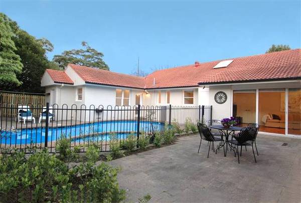 SPACE ON COLLINS - SINGLE LEVEL, CONVENIENTLY LOCATED! Picture