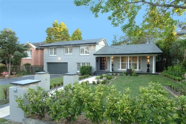 ULTIMATE ENTERTAINER! LOW MAINTENANCE GARDENS, CONVENIENT LOCATION! Picture 1