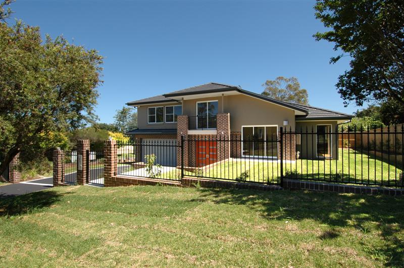 SPARKLING NEW ARCHITECT DESIGNED HOME Picture 2