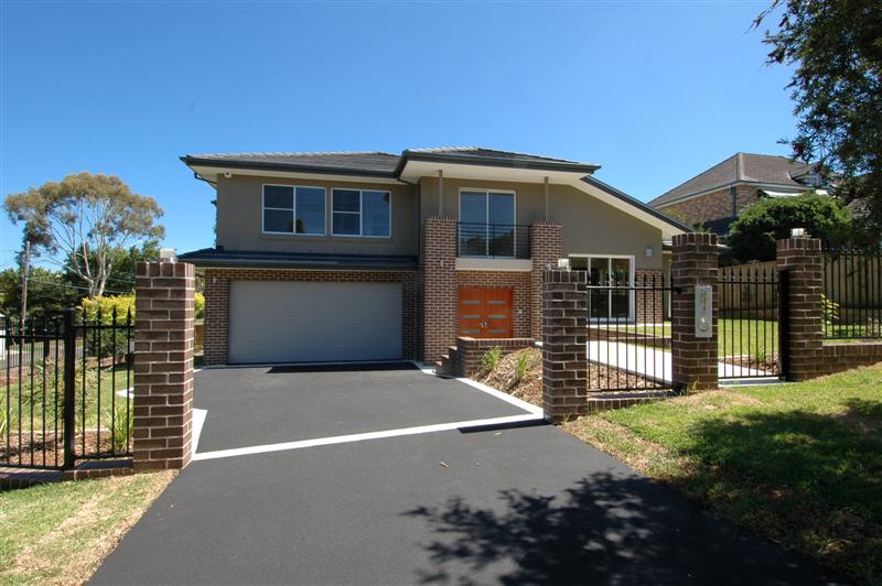 SPARKLING NEW ARCHITECT DESIGNED HOME Picture 1