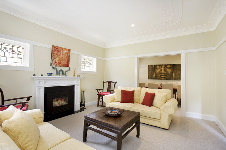 SOPHISTICATED FAMILY LIVING! Picture 2