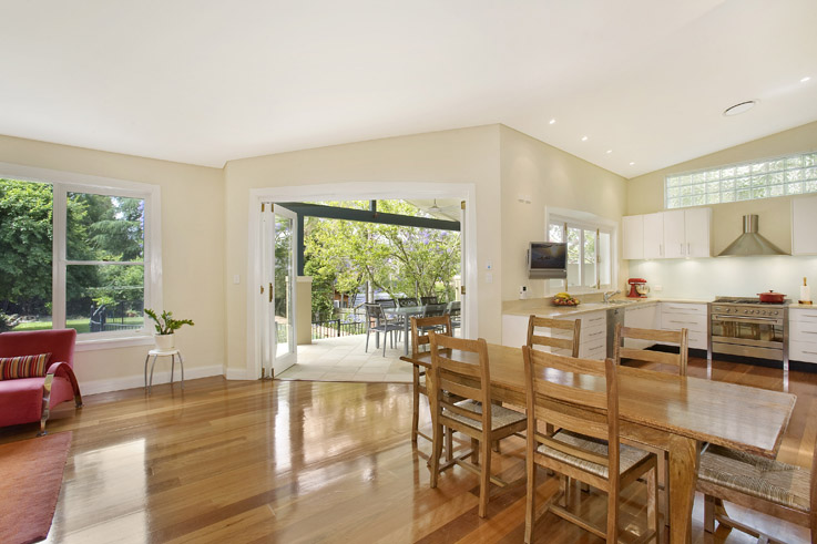 SOPHISTICATED FAMILY LIVING! Picture 3