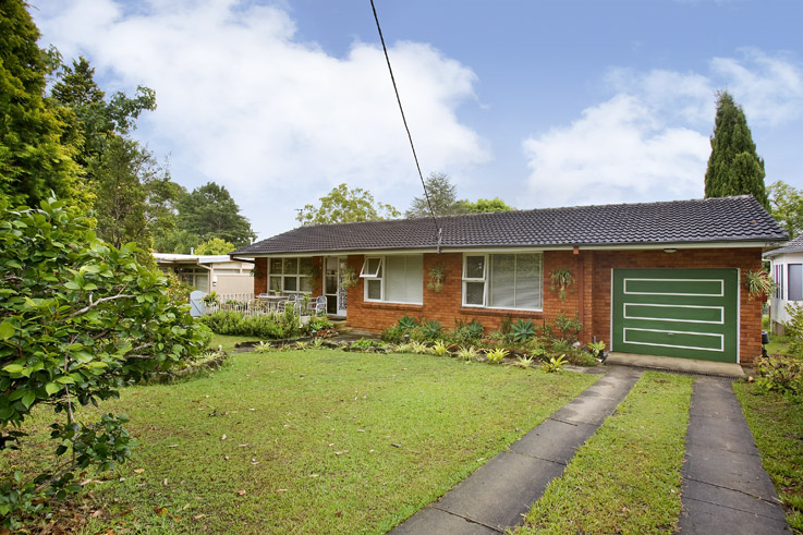 1960's STARTER ON LEVEL LAND! Picture 1