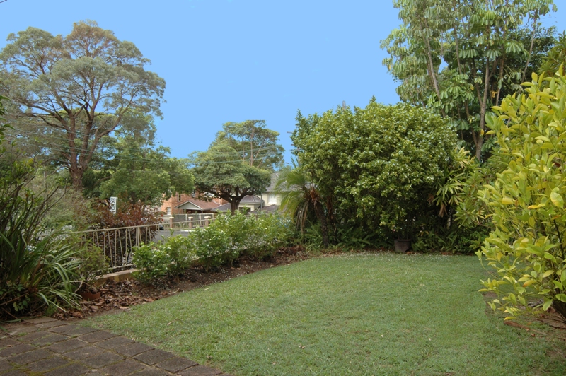 EAST SIDE WALK RAIL! Picture 2