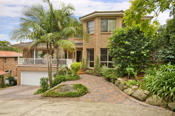 BEAUTIFULLY CONSTRUCTED AMAZINGLY SPACIOUS FAMILY HOME Picture 1