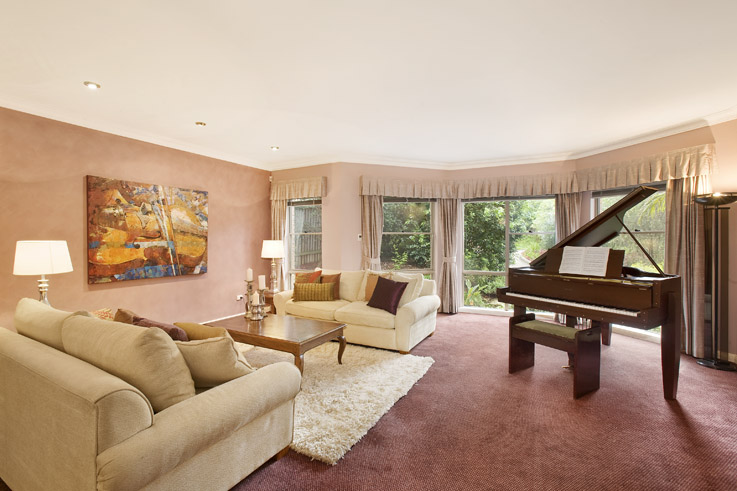 BEAUTIFULLY CONSTRUCTED AMAZINGLY SPACIOUS FAMILY HOME Picture 3