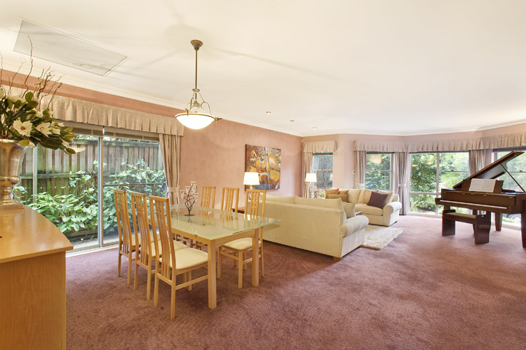 BEAUTIFULLY CONSTRUCTED AMAZINGLY SPACIOUS FAMILY HOME Picture 2