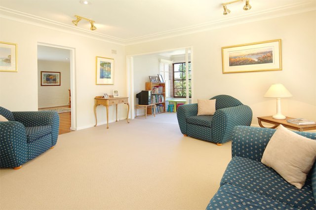 EXECUTIVE 5 BEDROOM HOME! Picture 3