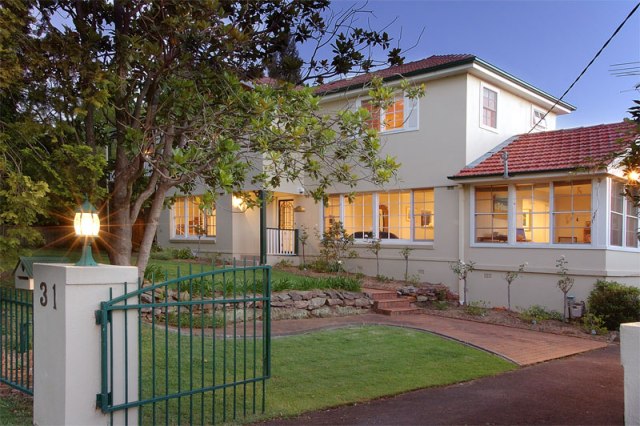 EXECUTIVE 5 BEDROOM HOME! Picture 1