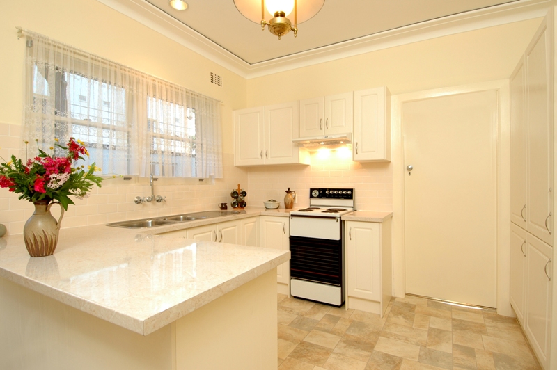 DREAMLAND...1033SQM (APPROX.) LEVEL EAST SIDE WALK RAIL 1950'S SUPERB FULL BRICK Picture 2