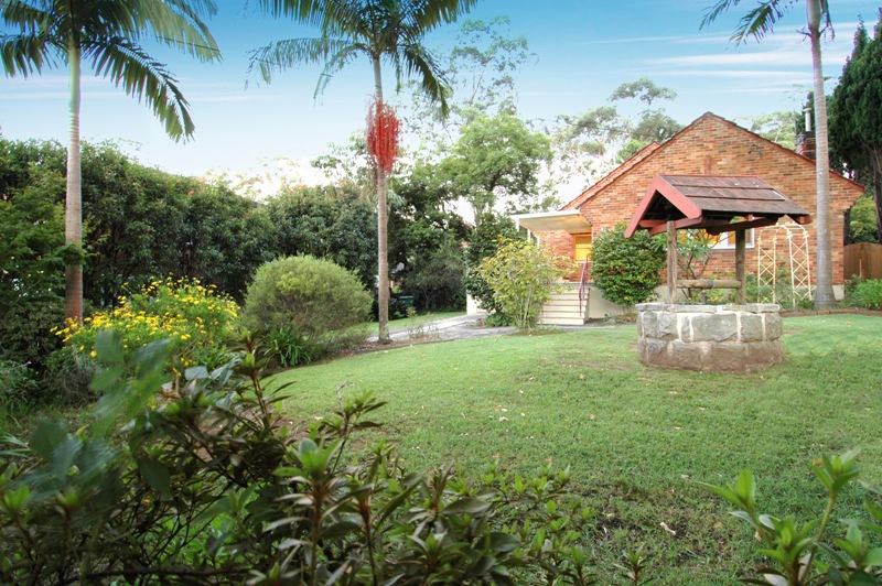 DREAMLAND...1033SQM (APPROX.) LEVEL EAST SIDE WALK RAIL 1950'S SUPERB FULL BRICK Picture 1
