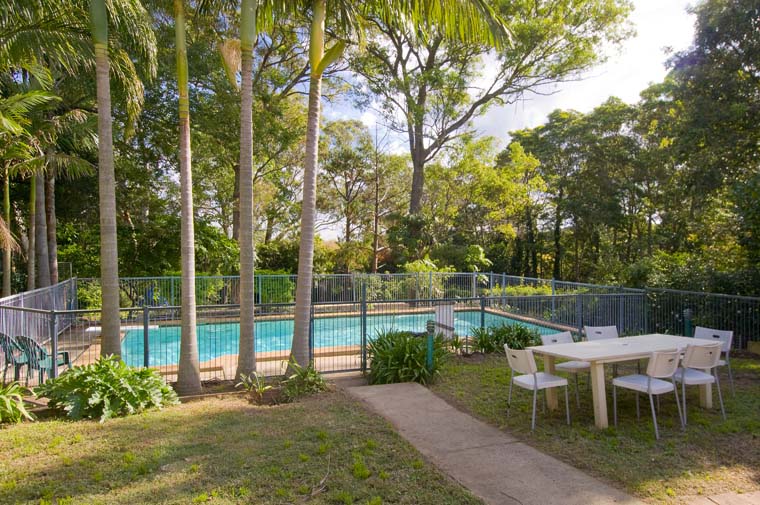 FANTASTIC LOCATION ON PARK LIKE GROUNDS Picture 2