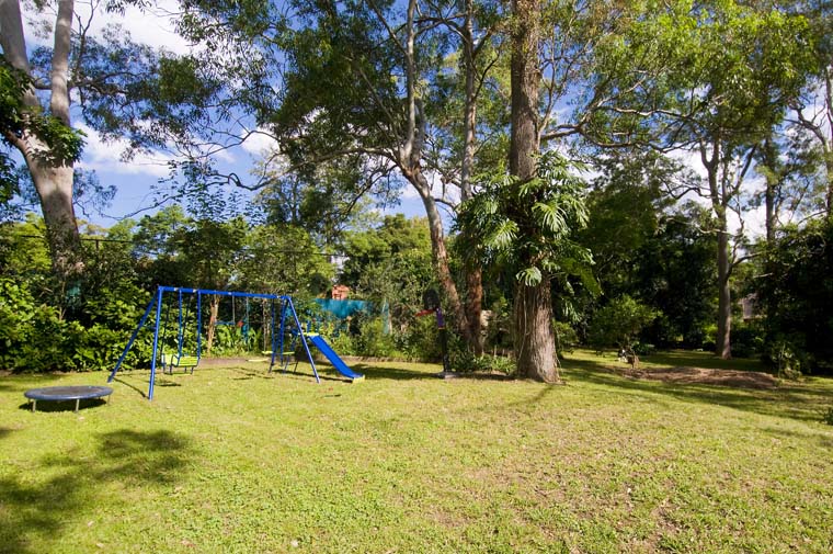 FANTASTIC LOCATION ON PARK LIKE GROUNDS Picture 3