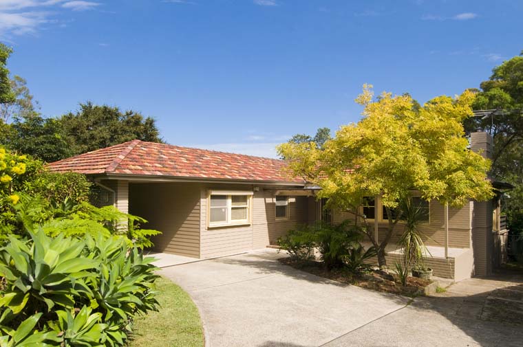 FANTASTIC LOCATION ON PARK LIKE GROUNDS Picture 1