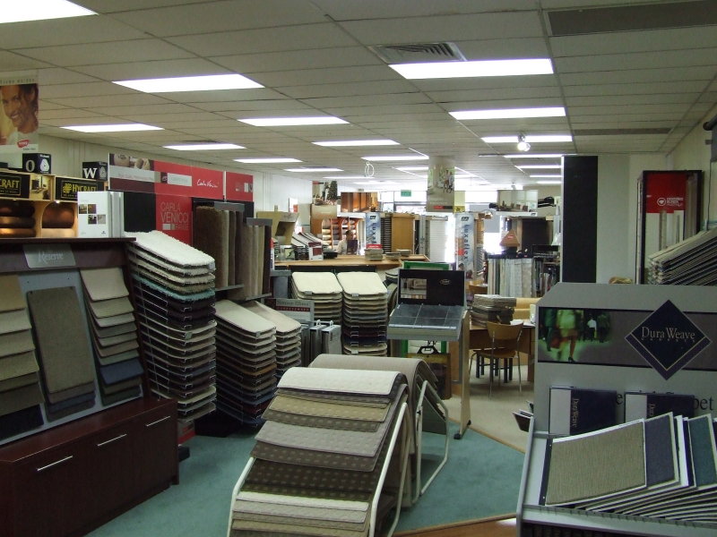 Prime retail showroom for lease in thriving, family oriented Upper North Shore location....make your mark! Picture 3