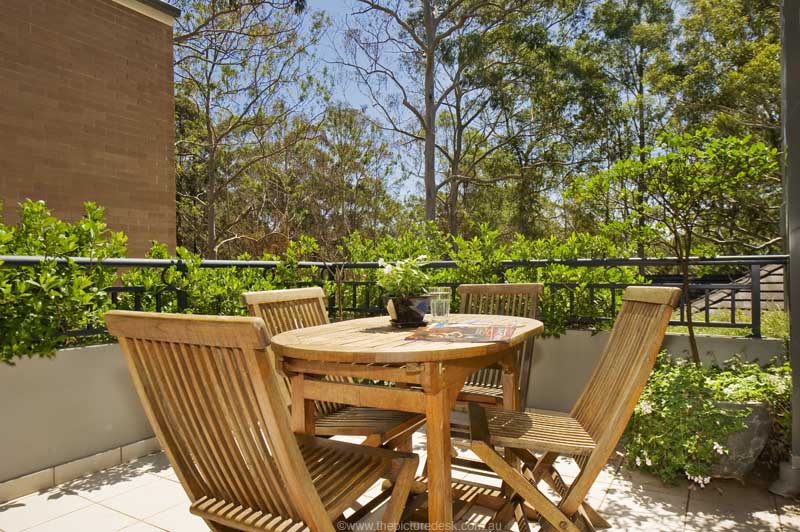 CLASSIC STYLISH TOWNHOME! Picture 1