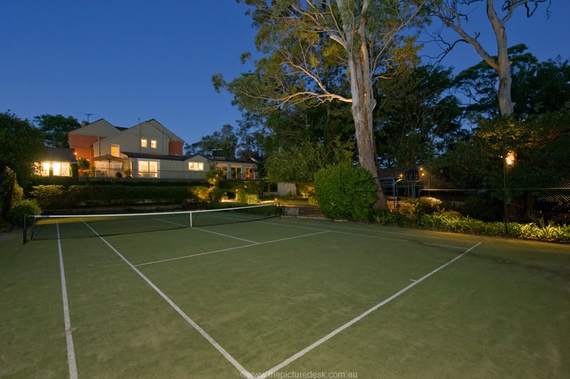GRAND EAST-SIDE RESIDENCE WITH COURT AND INDOOR POOL! Picture 3