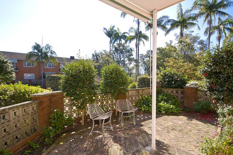 East Side Walk Rail Garden Apartment Picture 3