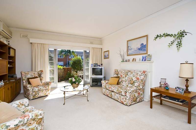 East Side Walk Rail Garden Apartment Picture 2