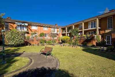 East Side Walk Rail Garden Apartment Picture