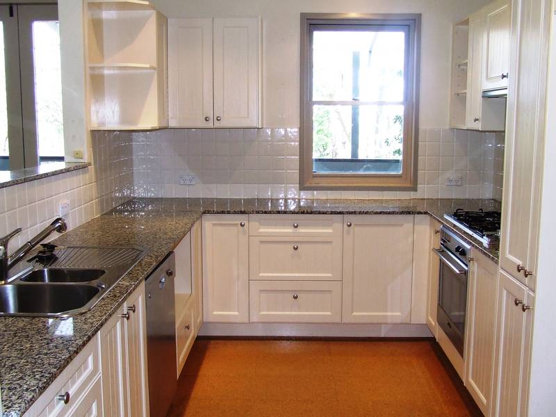 SPLIT LEVEL CONTEMPORARY - UNDER CONTRACT Picture 2