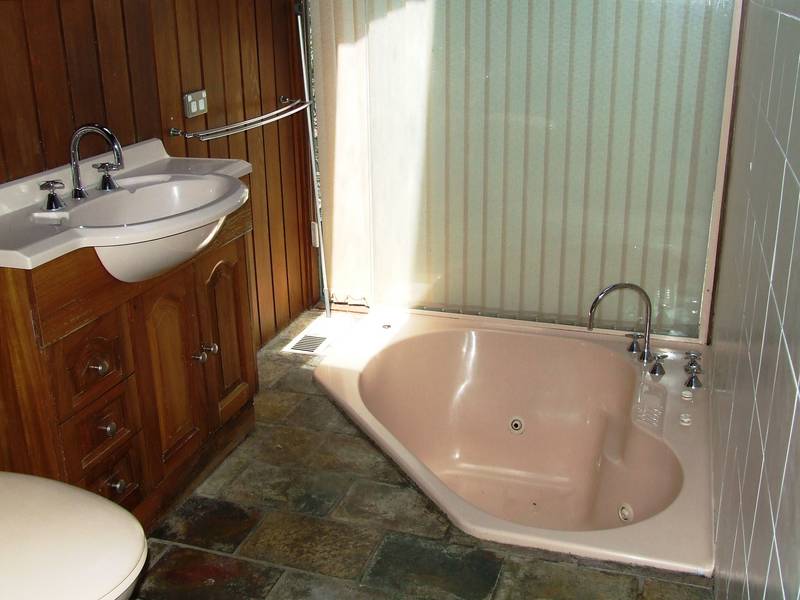 SPLIT LEVEL CONTEMPORARY - UNDER CONTRACT Picture 3