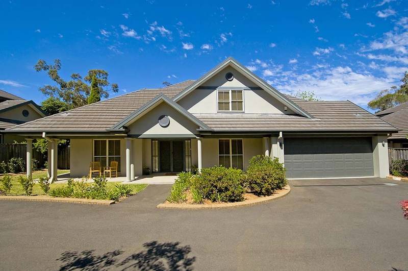 SECURITY, LUXURY, LIFESTYLE! Picture 1