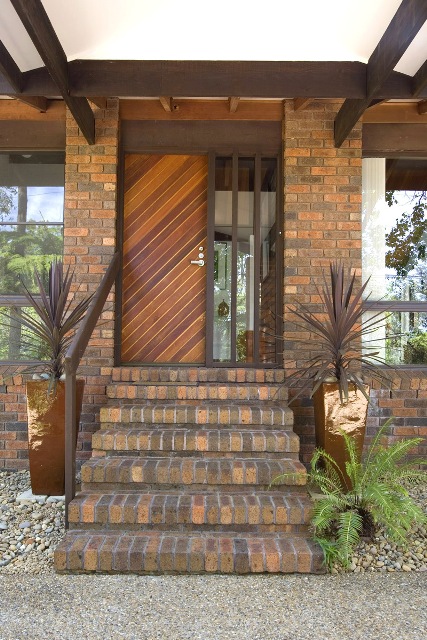 SINGLE LEVEL LIVING + BONUS 2 BEDROOM FULLY SELF-CONTAINED UNIT! Picture 3