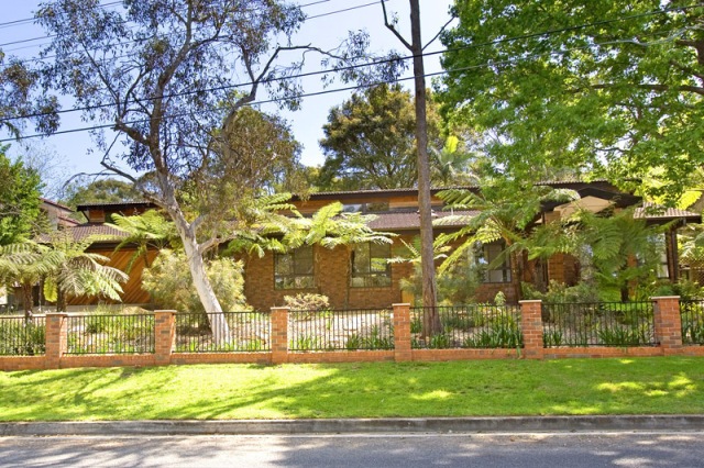 SINGLE LEVEL LIVING + BONUS 2 BEDROOM FULLY SELF-CONTAINED UNIT! Picture 2