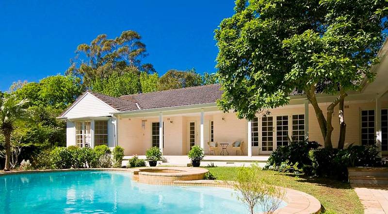 AUCTION ON SATURDAY 14 NOV AT 12 NOON - EXCLUSIVE FAMILY HOME! Picture 1