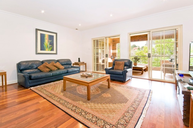 STUNNING, SENSATIONAL AND STYLISH! Picture 2