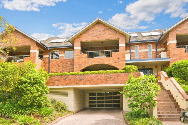 STUNNING, SENSATIONAL AND STYLISH! Picture 1