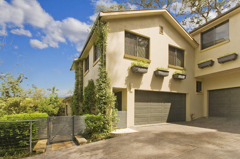 SPILT LEVEL LIVING AT ITS BEST! Picture 1