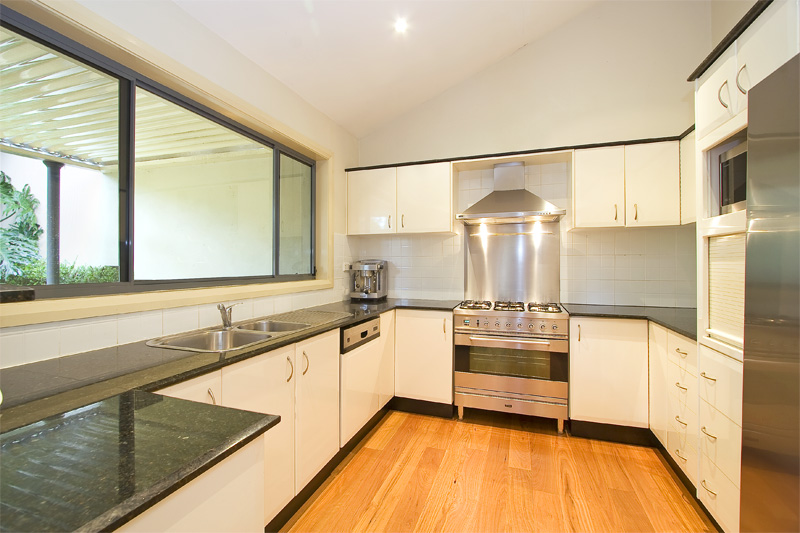 SPILT LEVEL LIVING AT ITS BEST! Picture 3