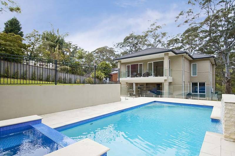 CONTEMPORARY DESIGN - PERFECT FOR ALL THE FAMILY! Picture 1