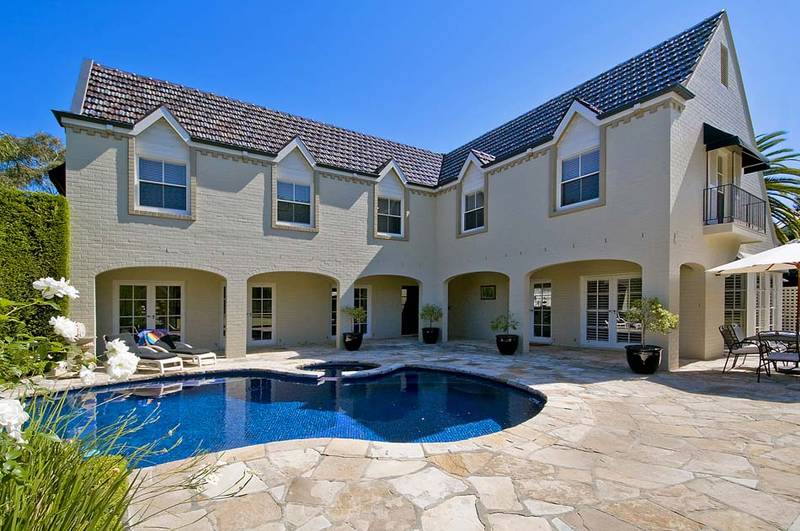 FANTASTIC FAMILY HOME WITH COURT AND POOL! Picture 3