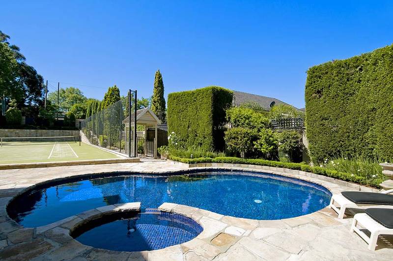 FANTASTIC FAMILY HOME WITH COURT AND POOL! Picture 2