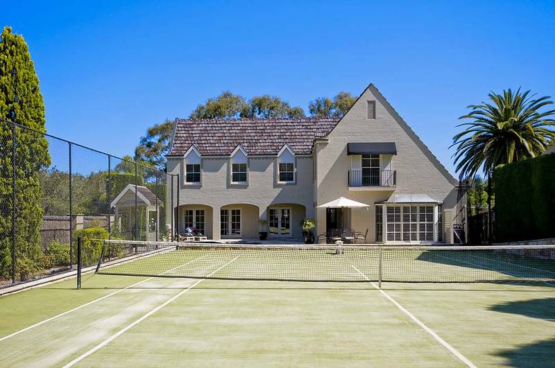 FANTASTIC FAMILY HOME WITH COURT AND POOL! Picture 1