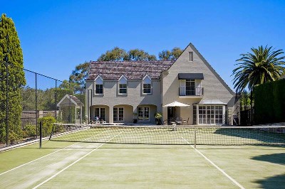 FANTASTIC FAMILY HOME WITH COURT AND POOL! Picture