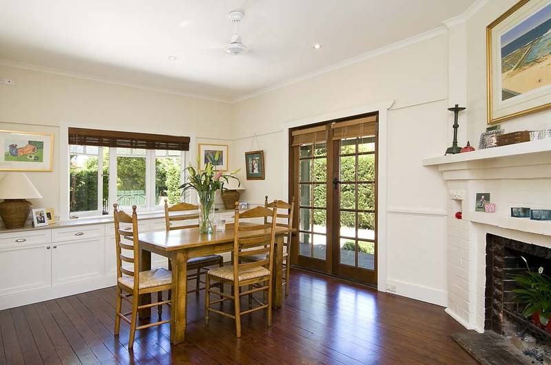 BEAUTIFULLY RENOVATED FAMILY HOME! Picture 3